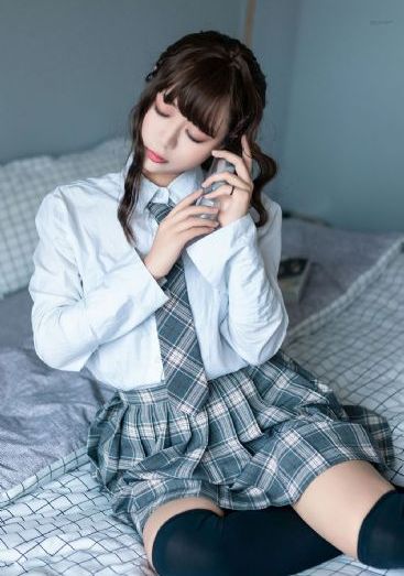 女生跪地壁纸_1080高清完整版
